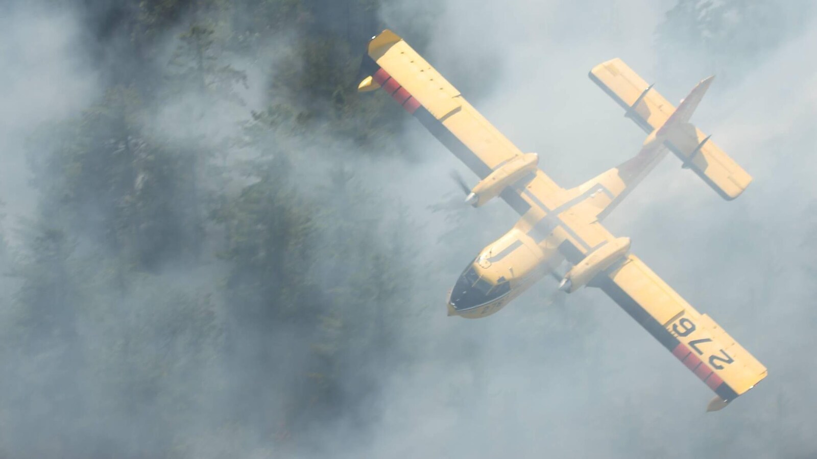 Un avion-citerne participe aux efforts de suppression des feux dans la région de Temagami.