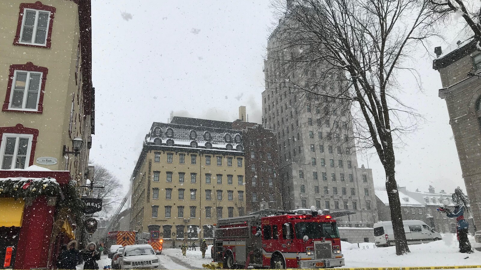 Les pompiers combattent un incendie à l'Hôtel Clarendon, dans le Vieux-Québec.