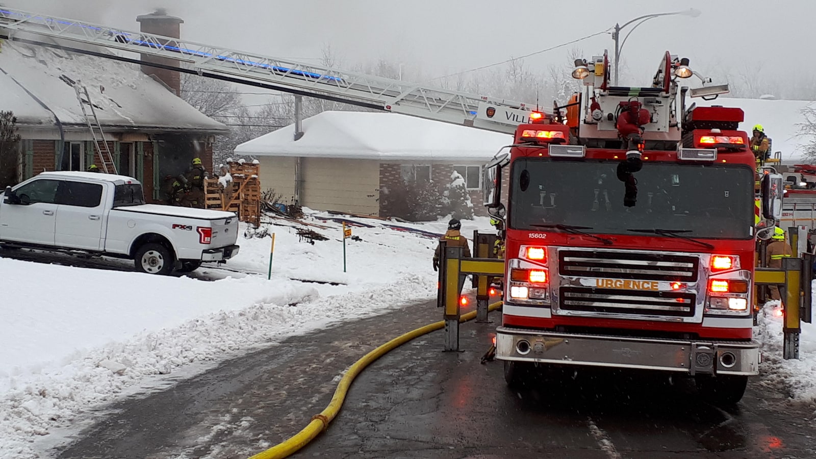 Les pompiers qui combattent un incendie dans une résidence de L'Ancienne-Lorette en novembre 2018