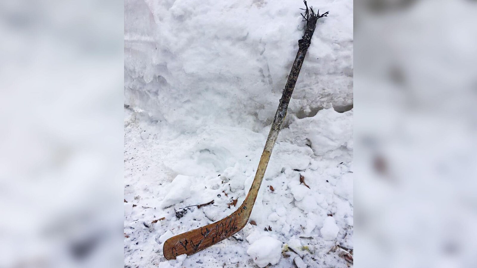 Ce bâton, offert par Mario Lemieux à Joé Juneau, est un des objets récupérés dans les débris de la résidence incendiée.