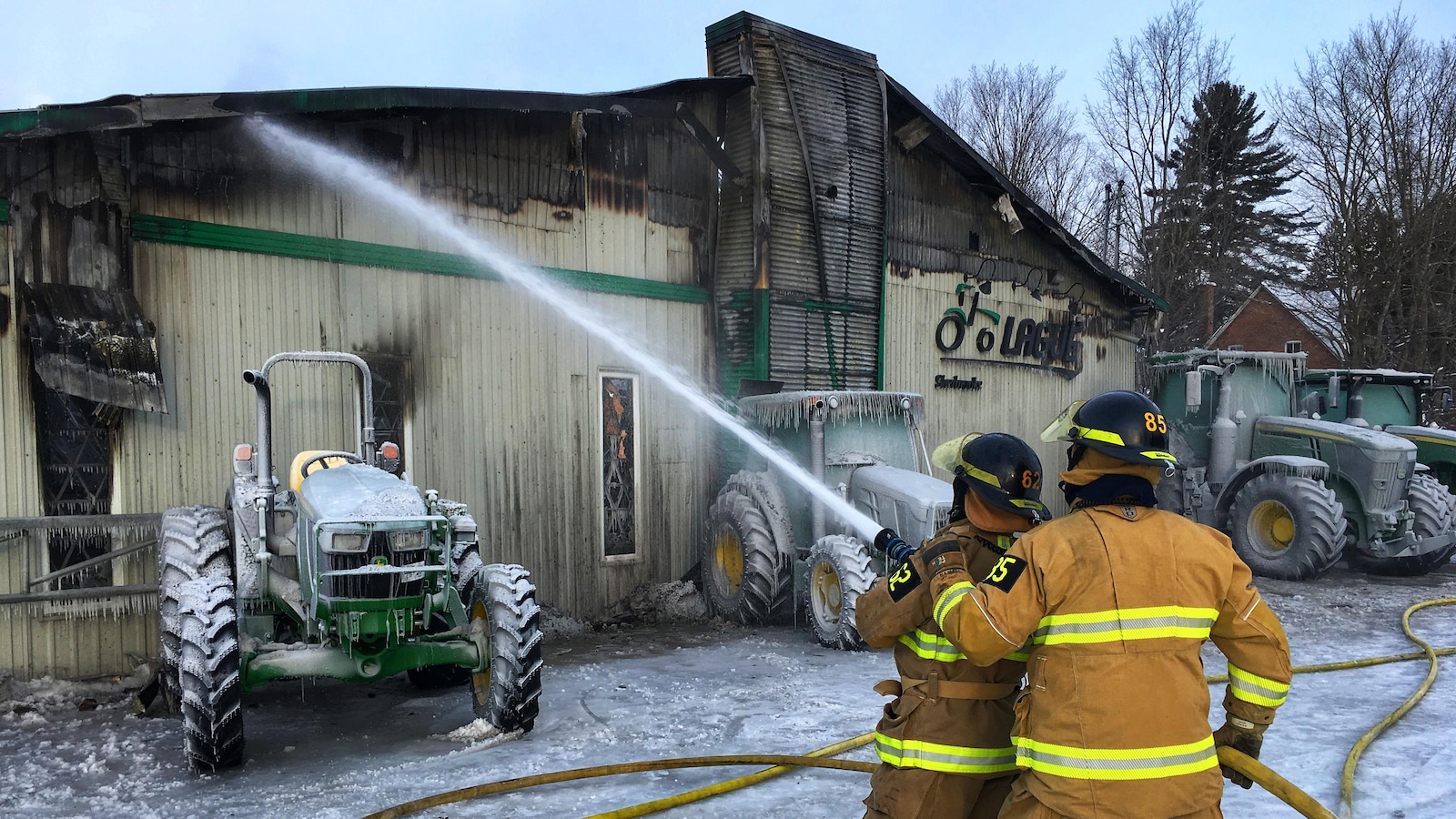 Des pompiers au travail devant le concessionnaire John Deere de Sherbrooke