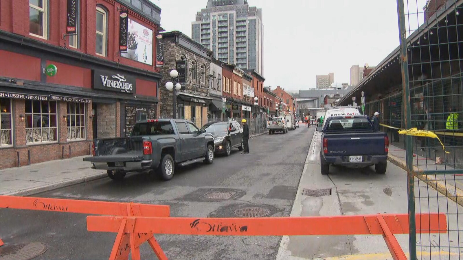 Des camions sur une rue barrée