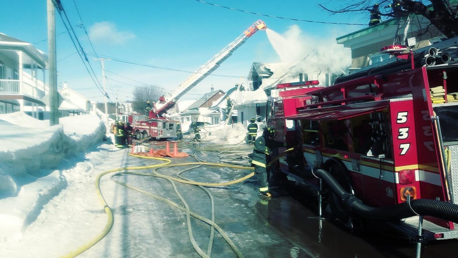 Des pompiers combattant un incendie