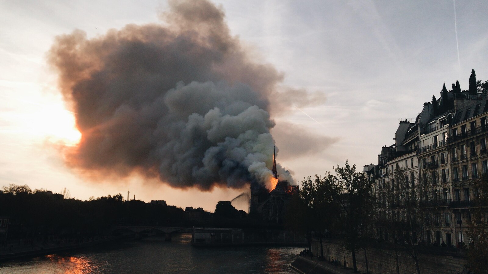 Un nuage de fumée à Paris