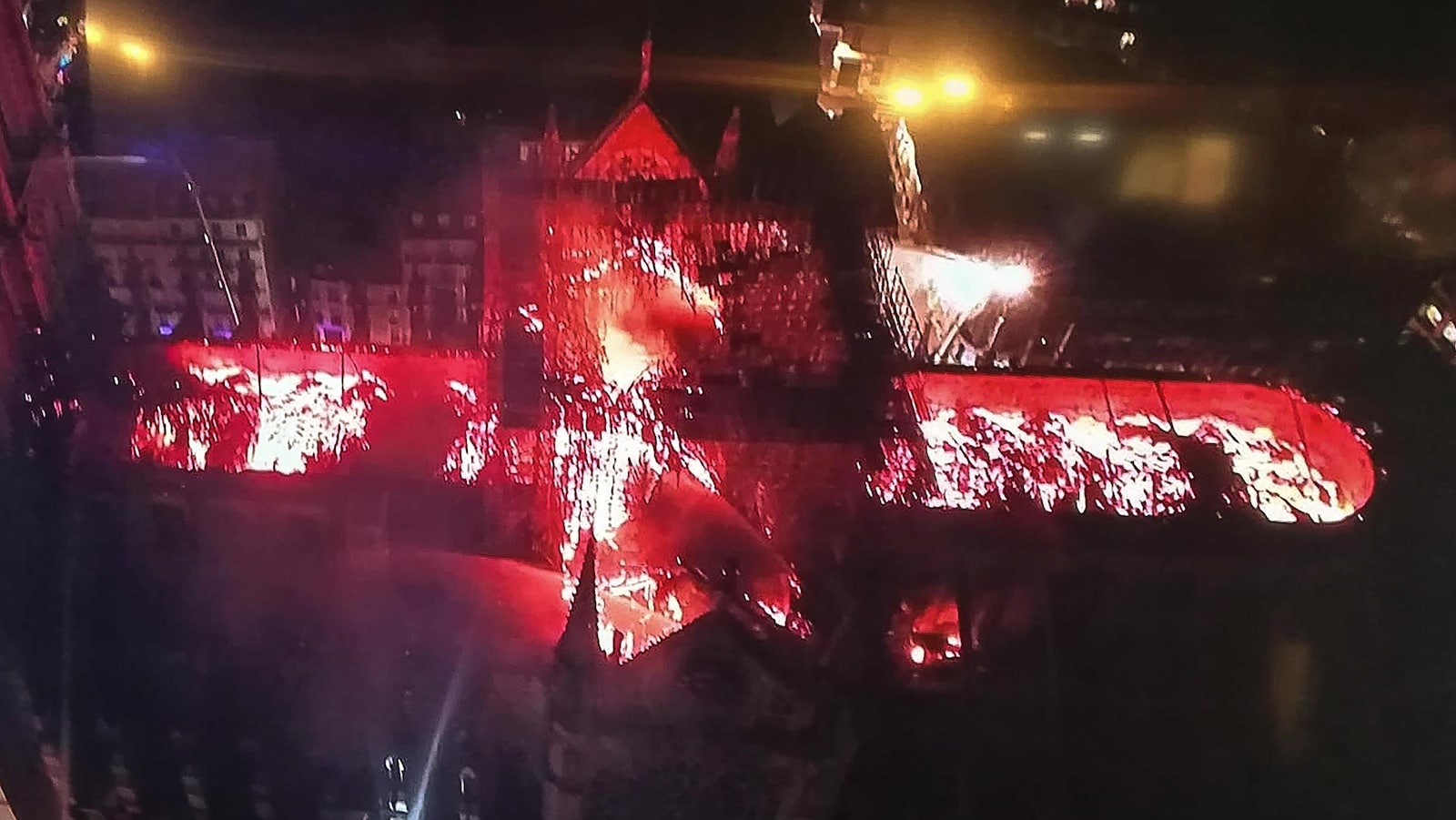 Vue aérienne de l’incendie de la cathédrale Notre-Dame de Paris