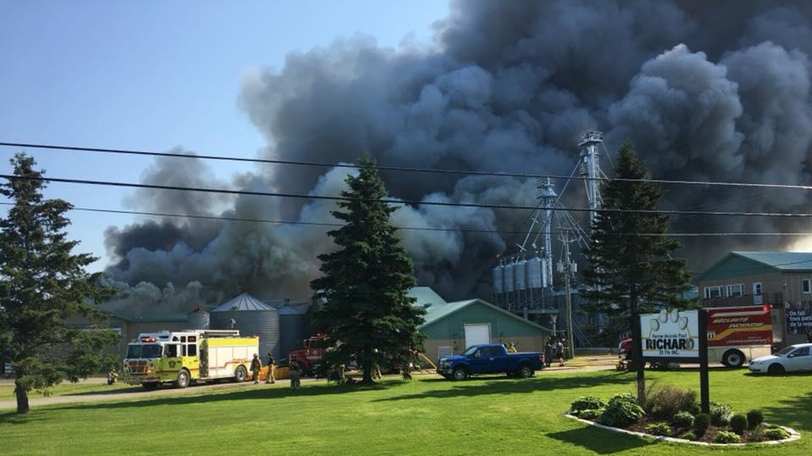 Un incendie fait rage à la Ferme avicole Paul Richard et Fils inc. (les Oeufs Richard).