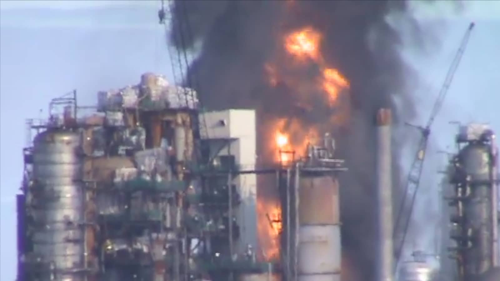 Une tour en feu à la raffinerie de Saint-Jean.