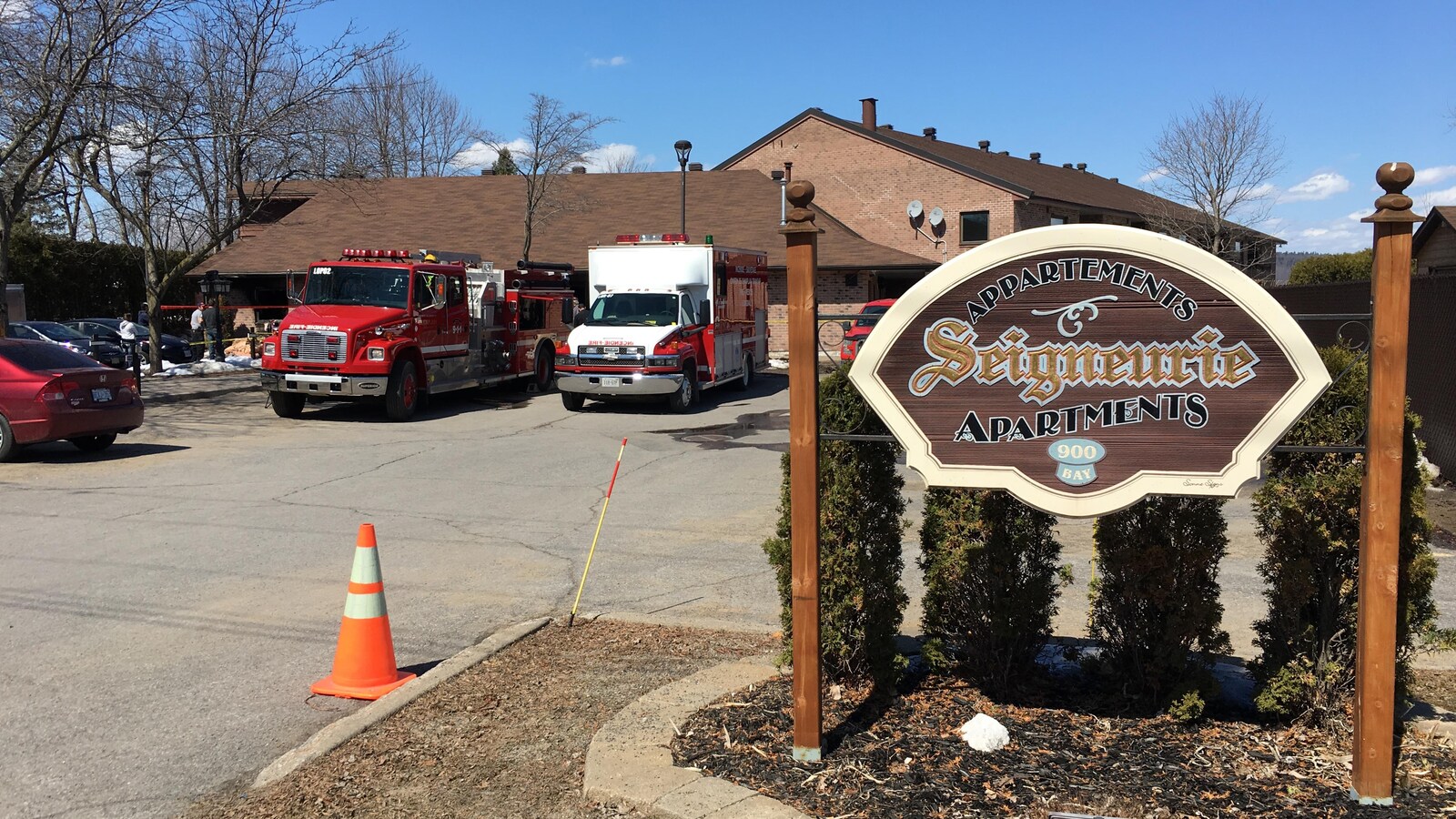 Des camions de pompiers dans le stationnement d'une résidence.