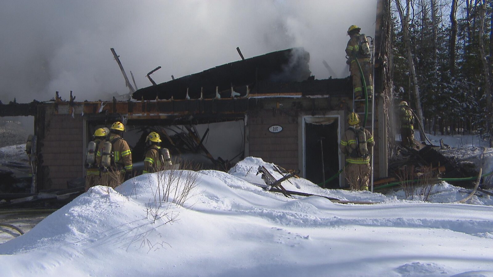 Un incendie a détruit une résidence de la rue Beaudry, dans le secteur Omerville à Magog. On voit ici qu'il ne reste que les quatre murs encore debout.