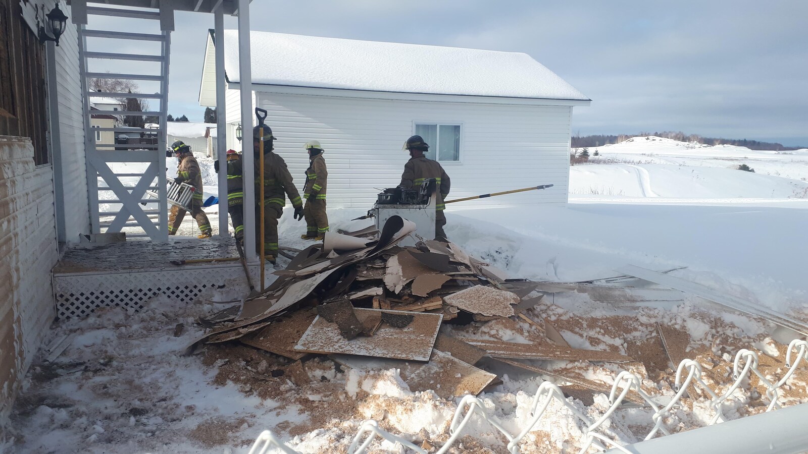 Les pompiers à côté de la maison.