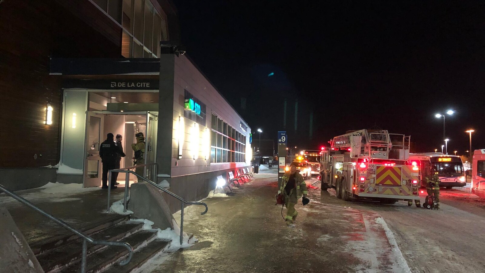 Des pompiers et des policiers devant la station de la Cité.
