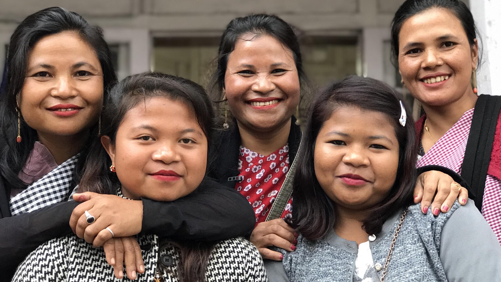 Plesmili (au centre) pose avec ses soeurs et ses nièces devant son magasin de vêtements de Shillong, dans la région indienne du Meghalaya. Elle ne fait pas confiance aux hommes pour travailler.