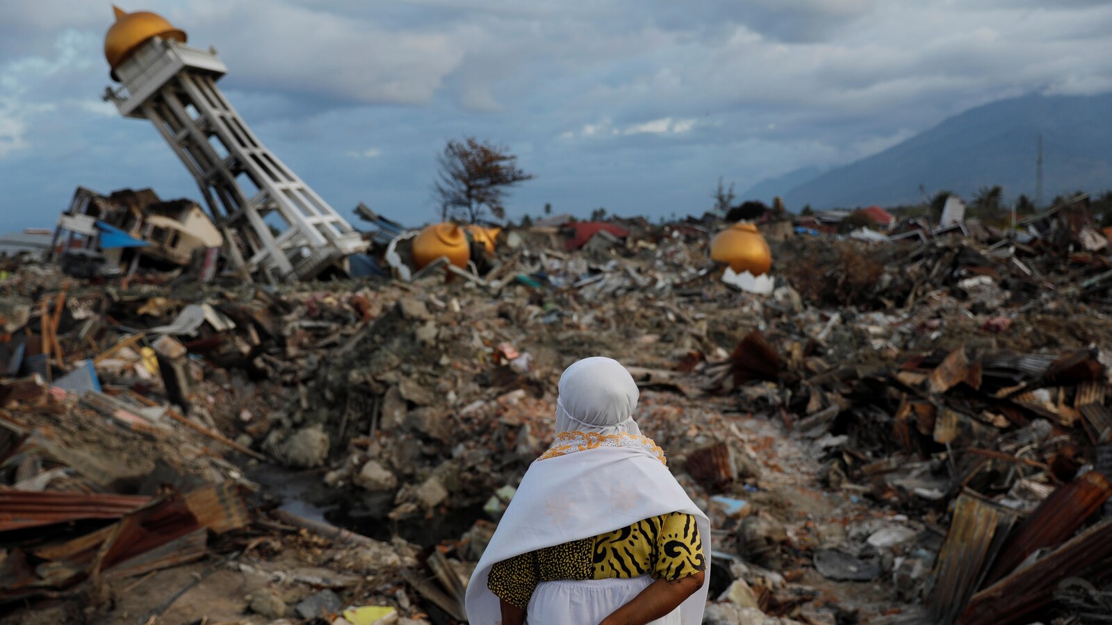 Une femme marche dans les débris du quartier de Balaroa, à Palu, en Indonésie.