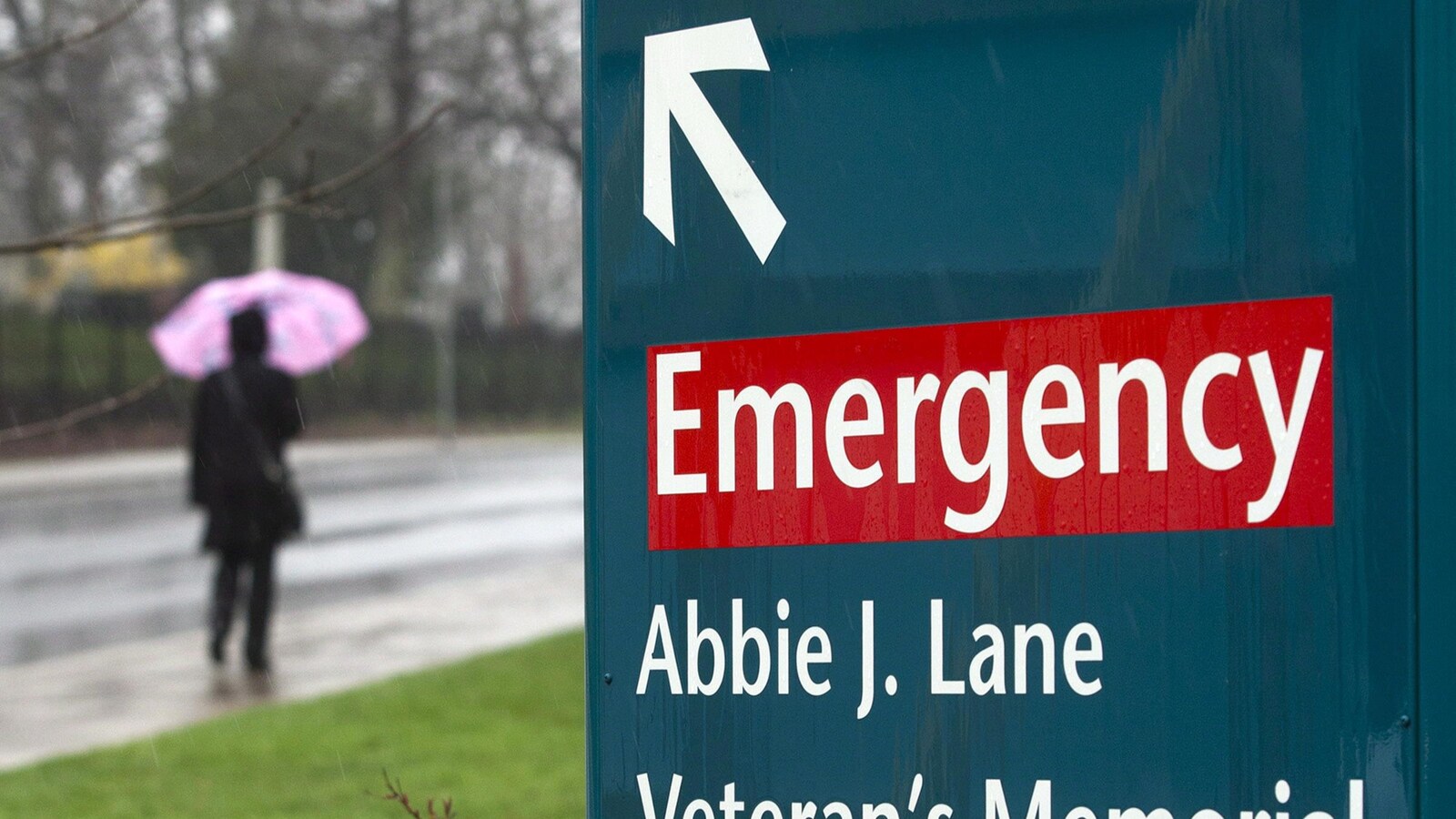 Affiche indiquant la direction de l'urgence d'un hôpital.