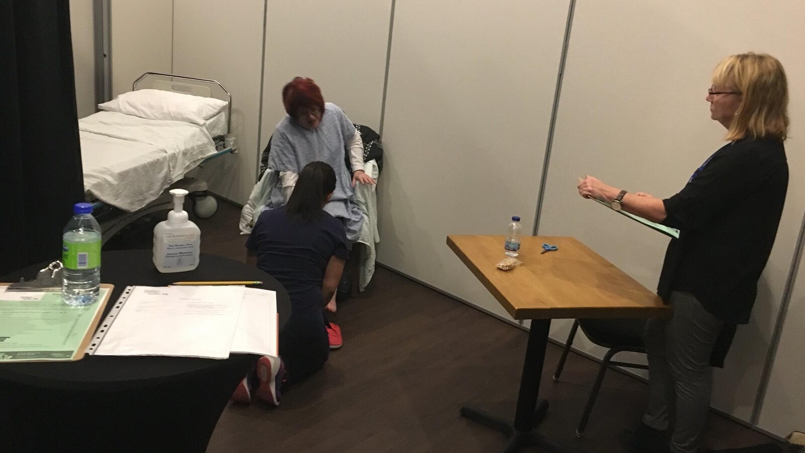 Une étudiante en soins infirmiers se prête à une simulation dans le cadre du processus de recrutement du CIUSSS MCQ.