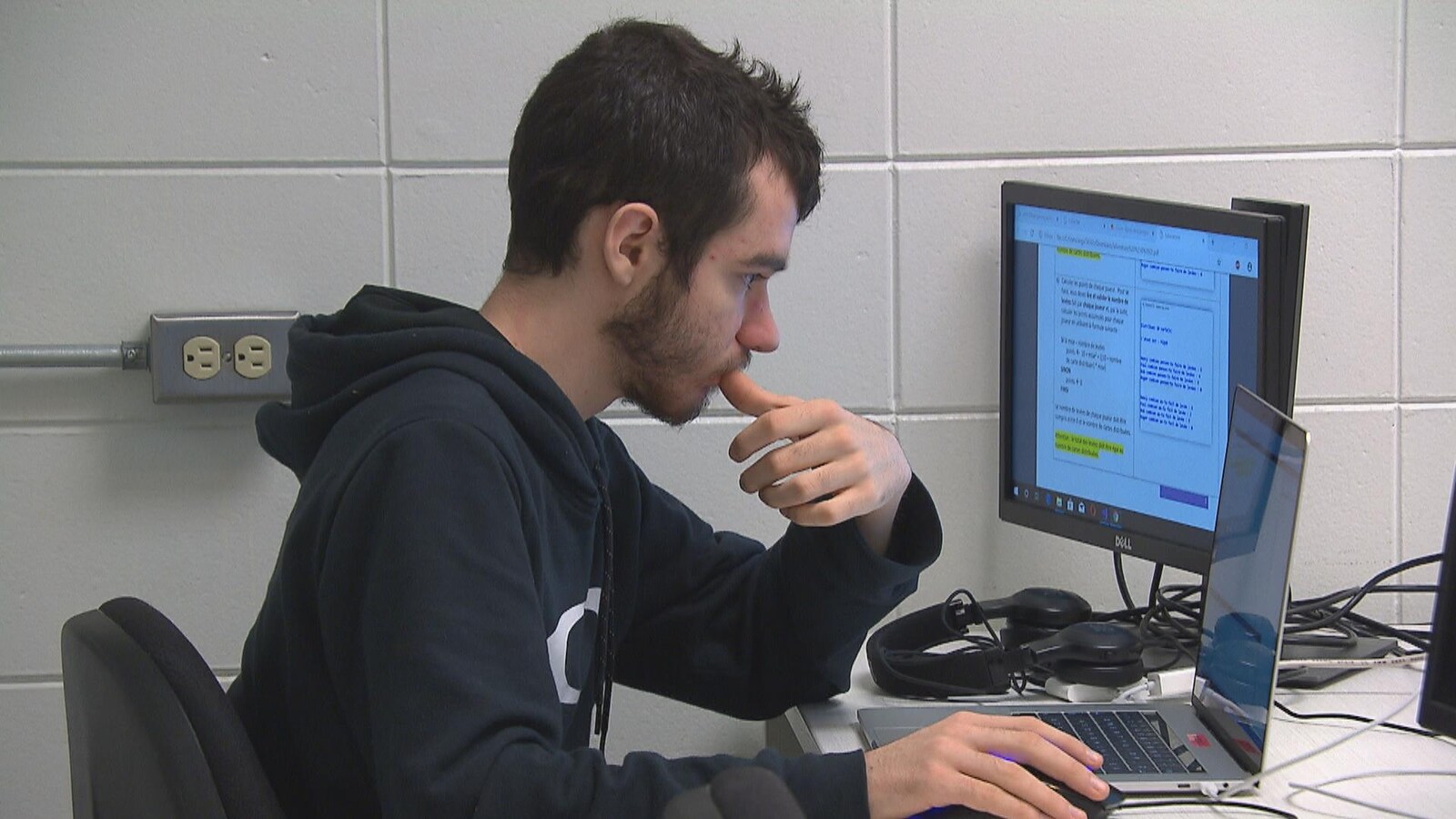 Un étudiant en informatique devant un ordinateur