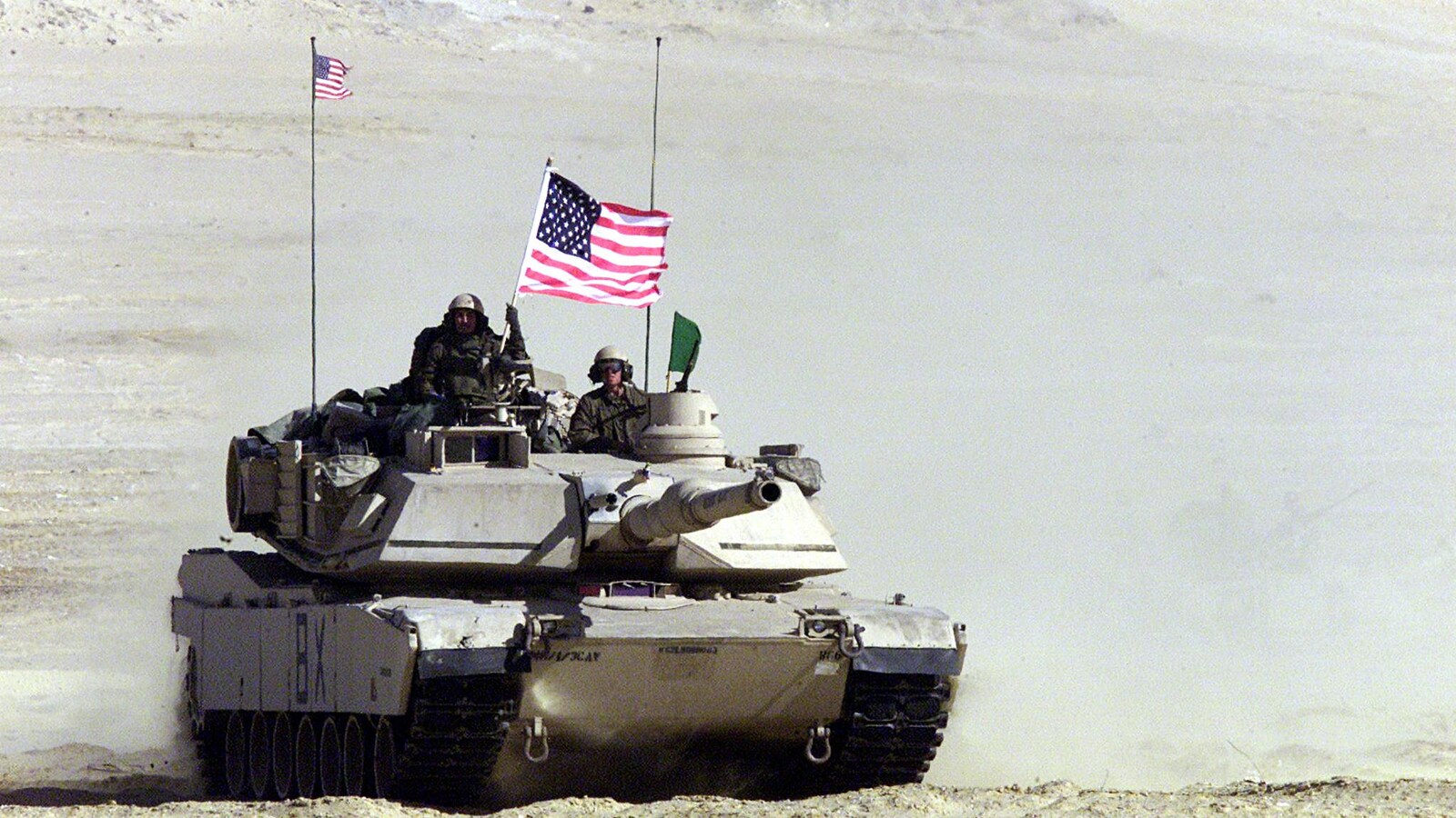Un tank avec le drapeau américain dans le désert