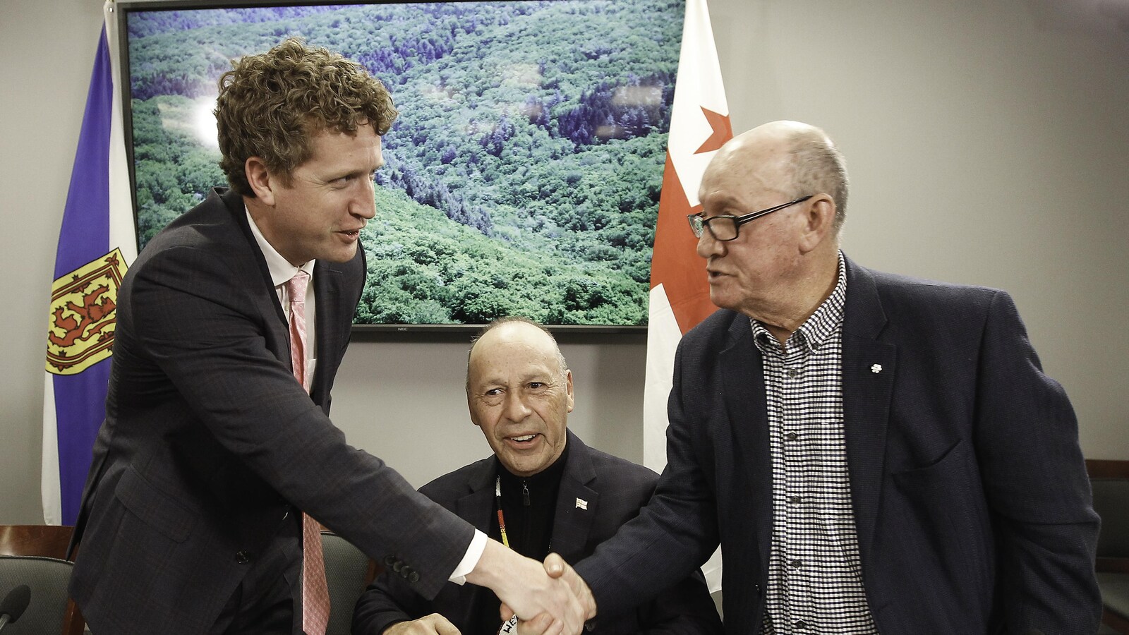 Le ministre Iain Rankin, le chef Rod Googoo et le chef Terry Paul annoncent l'initiative forestière micmaque le 15 mars 2019.