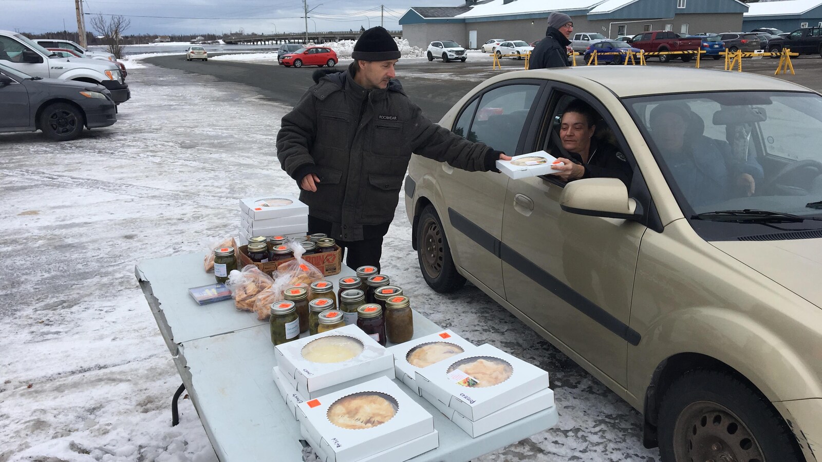 Mario Sonier vend une tarte à une personne venue acheter des billets de l'as de coeur à Inkerman