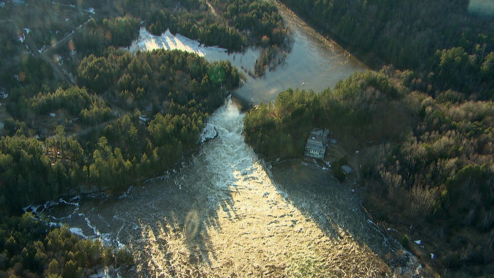 Impatience et frustration pour les résidents évacués de Grenvillesur