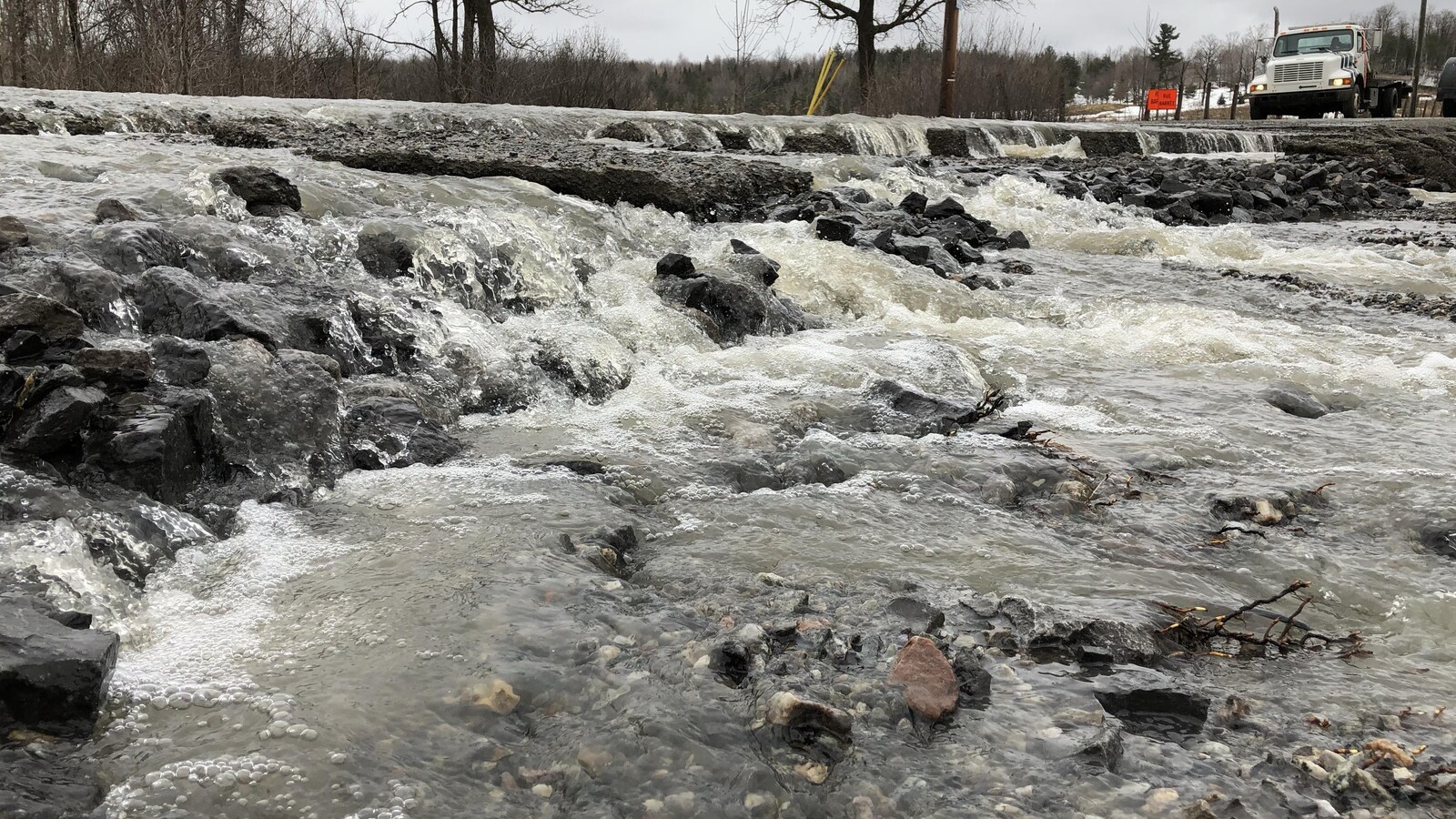 Des inondations en bordure d'un chemin de campagne.