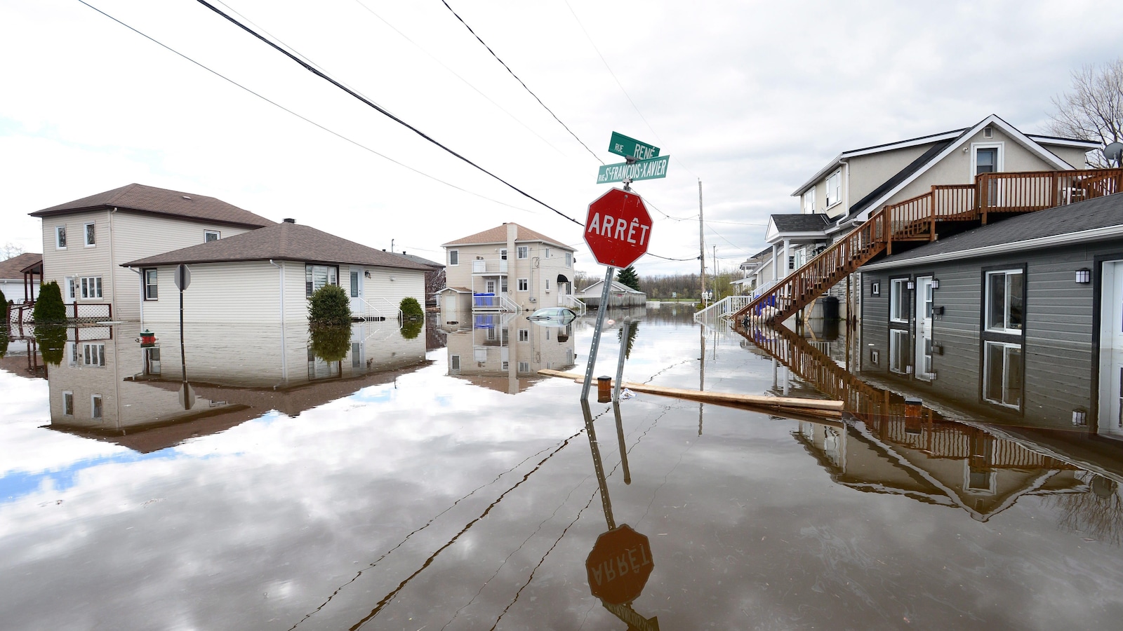 Des rues complètement inondées, bordées de maisons