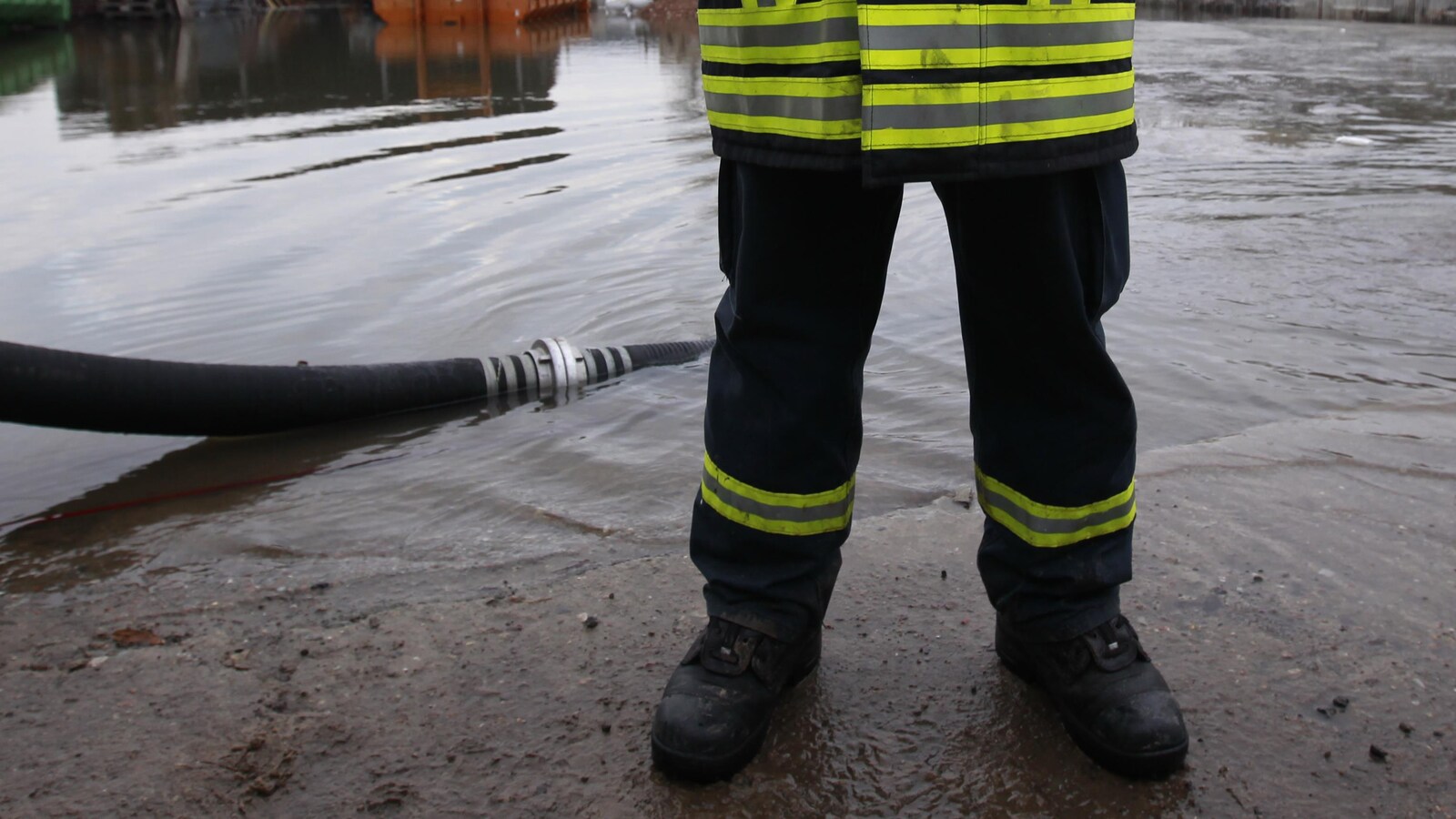 Image générique d'un pompier lors d'une inondation dans un village allemand en 2011.