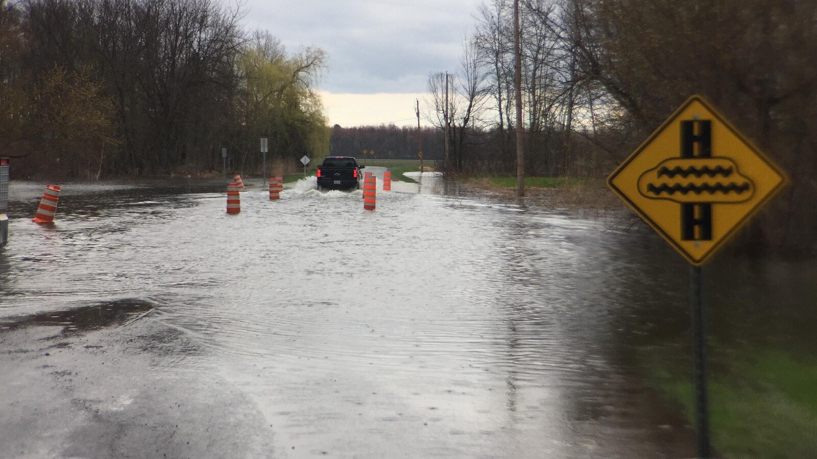 Rue inondée avec panneau