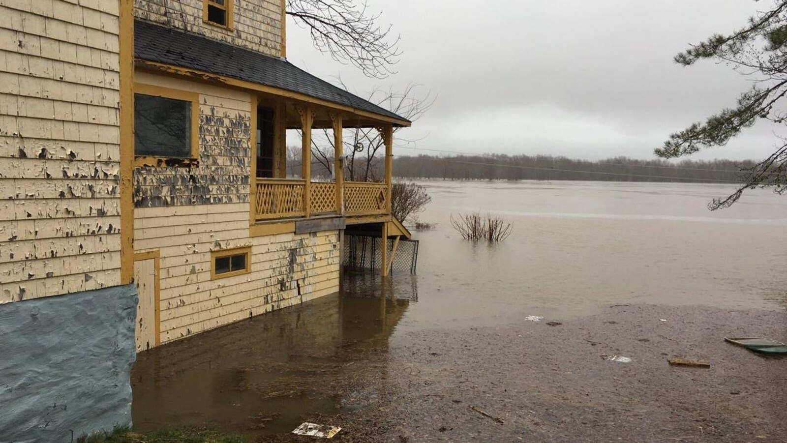 Une maison inondée au bord de l'eau.