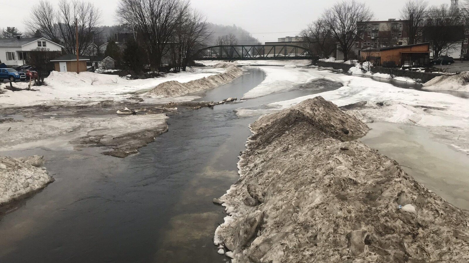 Une rivière circulant au centre-ville de Saint-Raymond