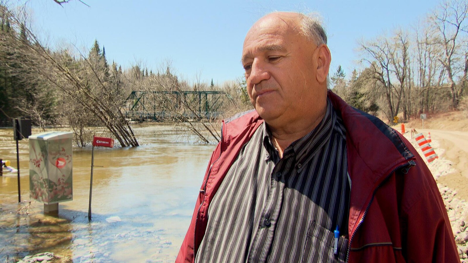Le maire de Gracefield, Réal Rochon, devant la rivière Picanoc, qui est sortie de son lit.