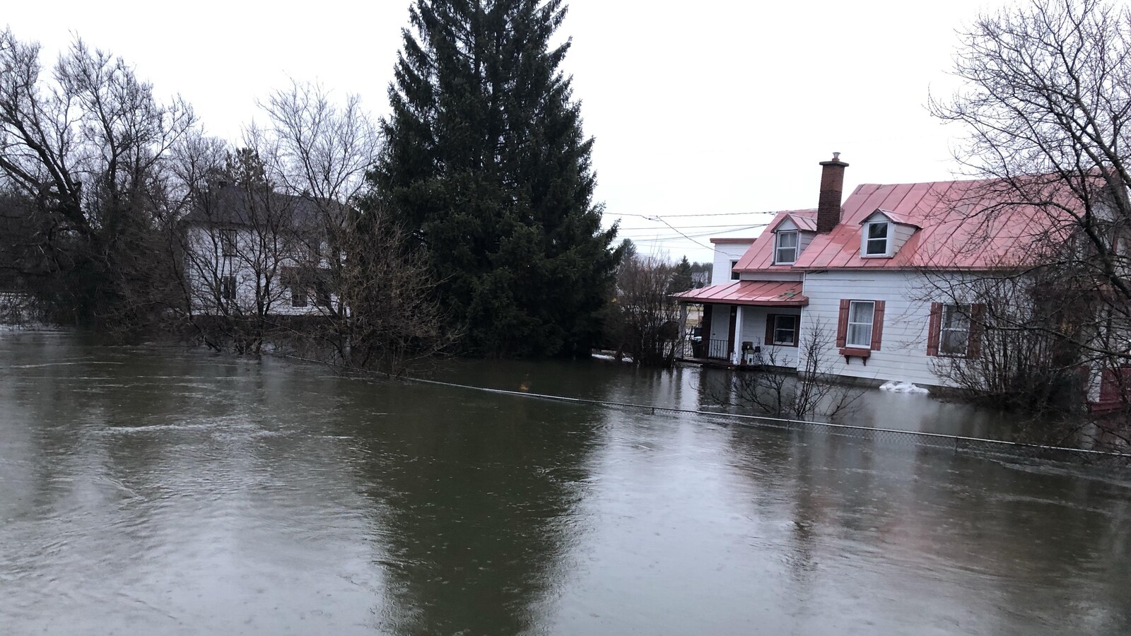 Niveau de la rivière élevé qui s'approche d'une résidence.