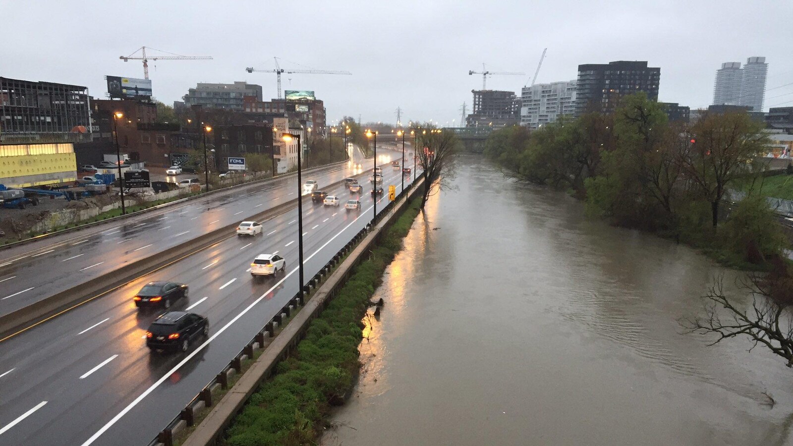 Photo de la rivière Don, très haute, qui longe le DVP.