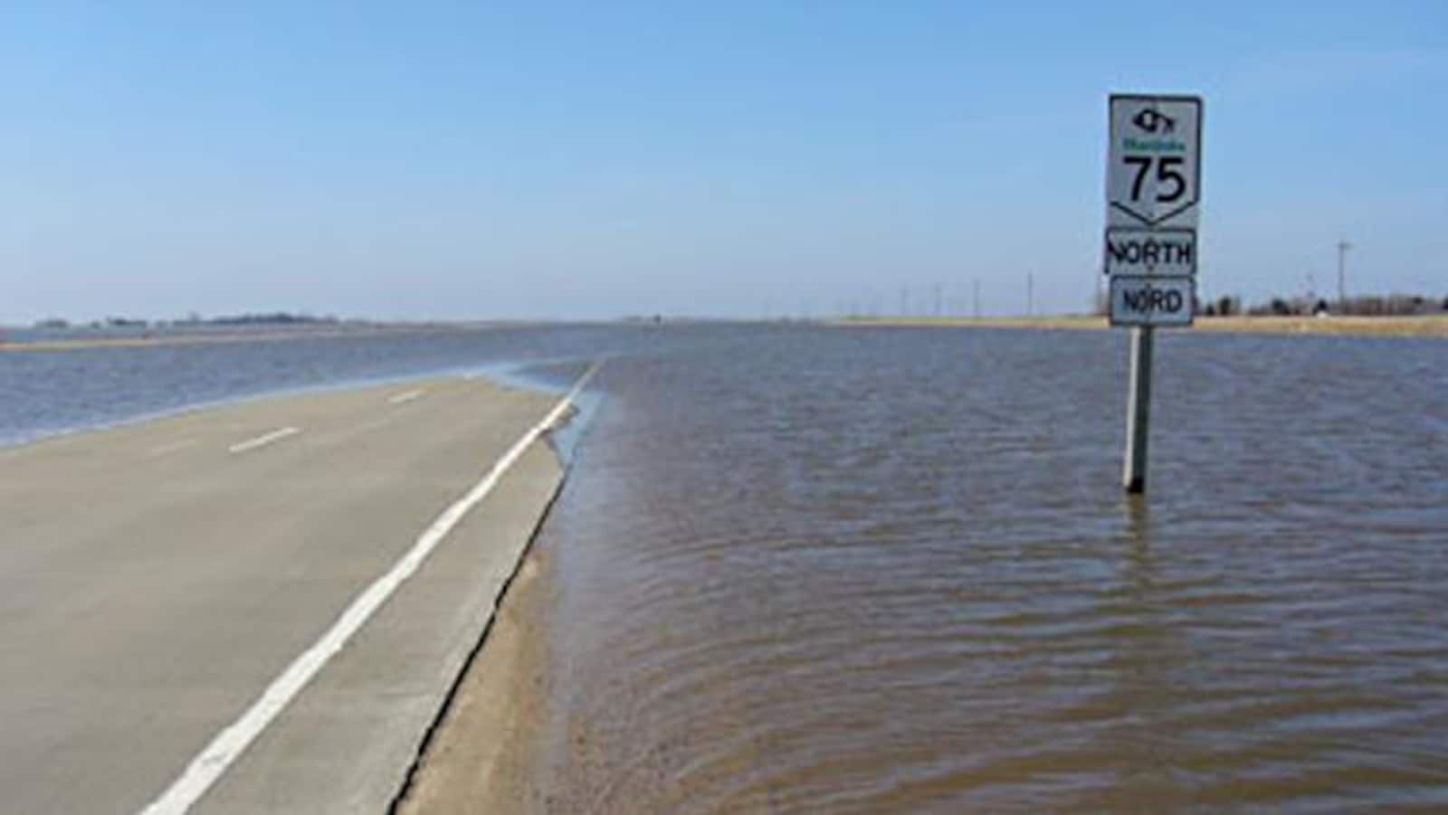 La route 75 au Manitoba inondée lors des inondations de 2011