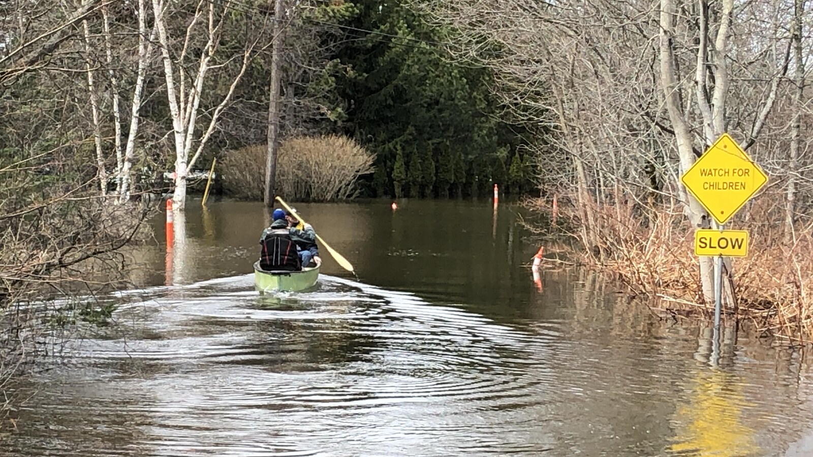 Un homme en kayak sur ce qui est, habituellement, une rue.