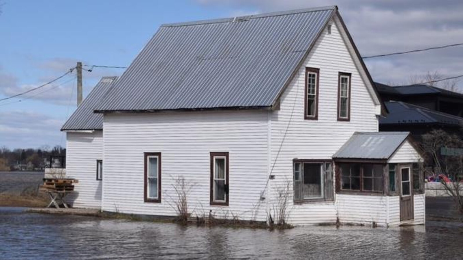Une maison entourée d'eau.