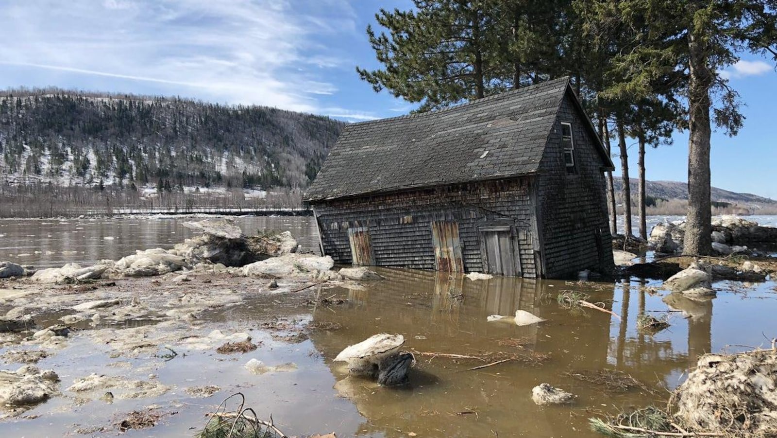 Une vieille grange inondée, à Baker Brook.