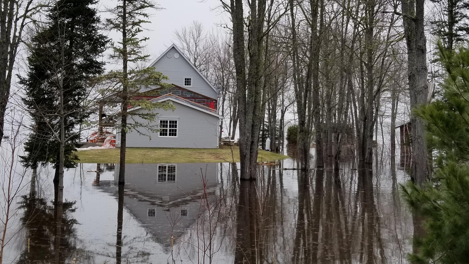 Une maison entourée d'eau.