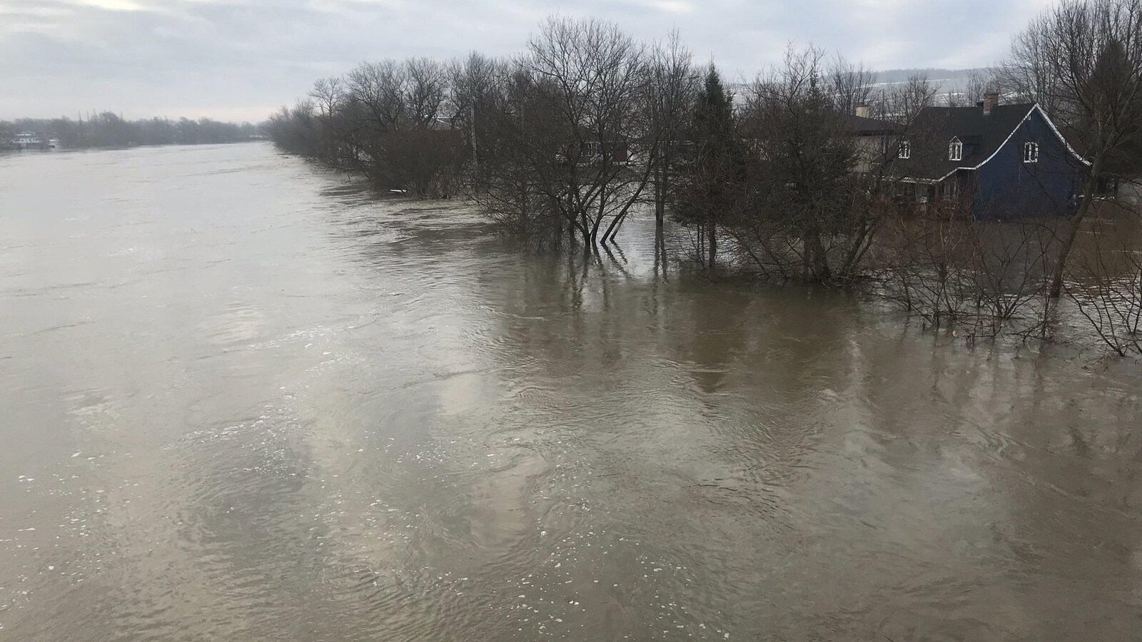 L'eau atteint pratiquement la moitié de cette maison bleue.