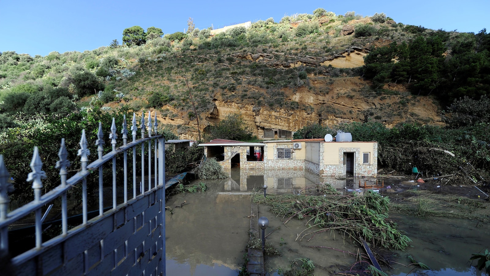 Vue extérieure de la maison de Casteldaccia où neuf personnes d'une même famille ont trouvé la mort en raison de la montée des eaux de la rivière Milicia qui est sortie de son lit.
