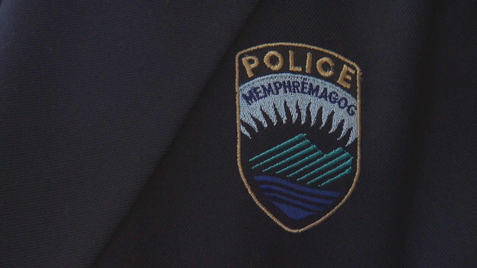 L'insigne de la Régie de police de Memphrémagog sur un veston.