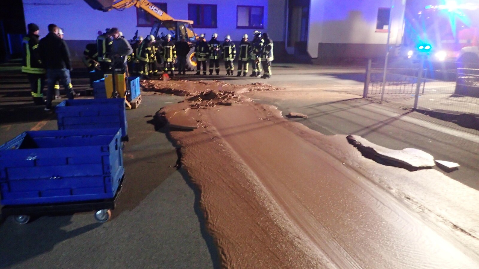 Du chocolat liquide est répandu sur une rue de Werl, en Allemagne.
