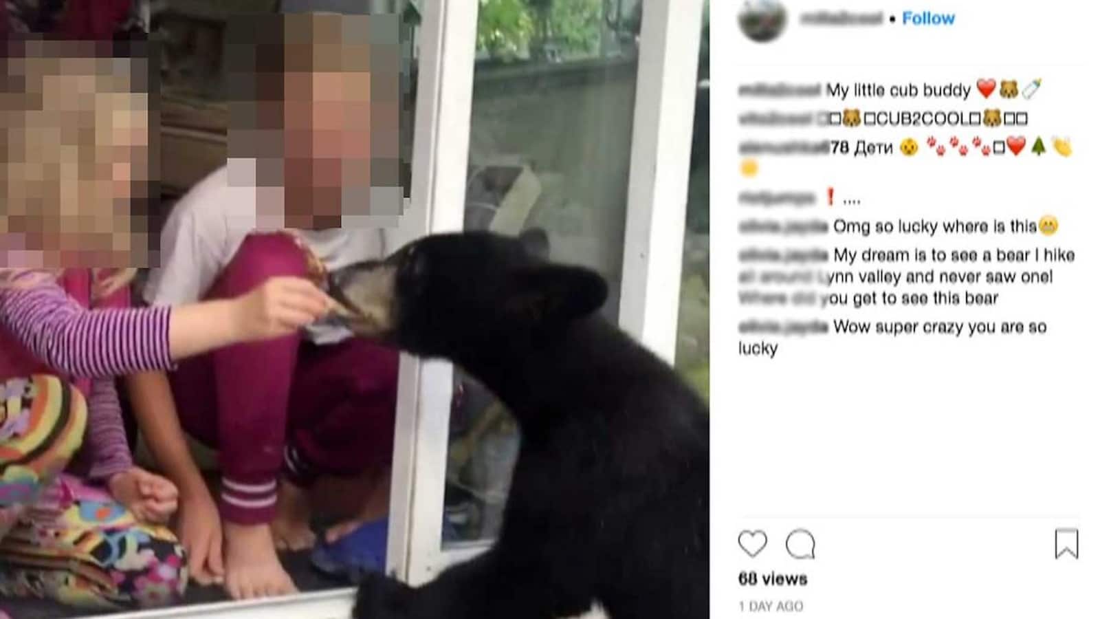 Deux filles nourrissent un ours noir.