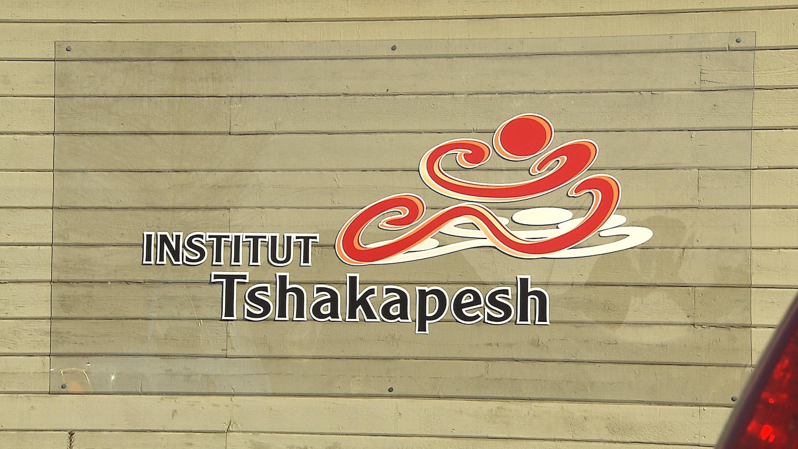 Devant l'Institut Tshakapesh à Uashat.