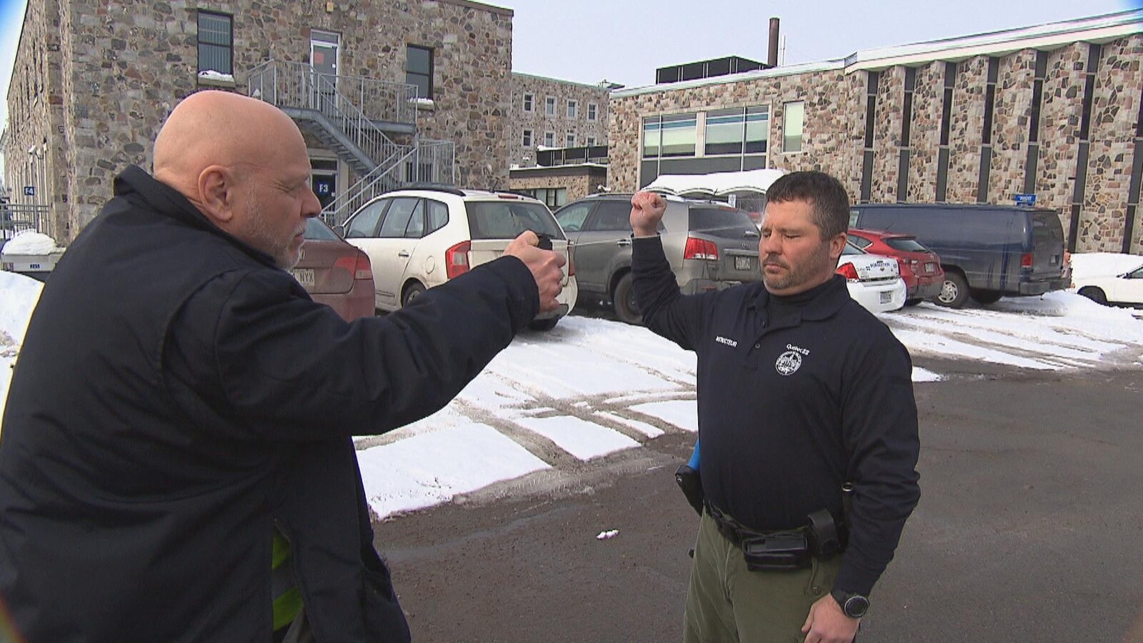 Un instructeur de l'École nationale de police du Québec se fait aspergé de poivre de Cayenne.