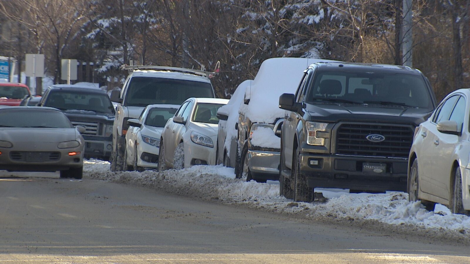 Voitures stationnées le long des rues. L'interdiction de stationner dans les rues de Calgary, pour faciliter le déneigement, en vigueur depuis lundi a été levée mercredi matin.