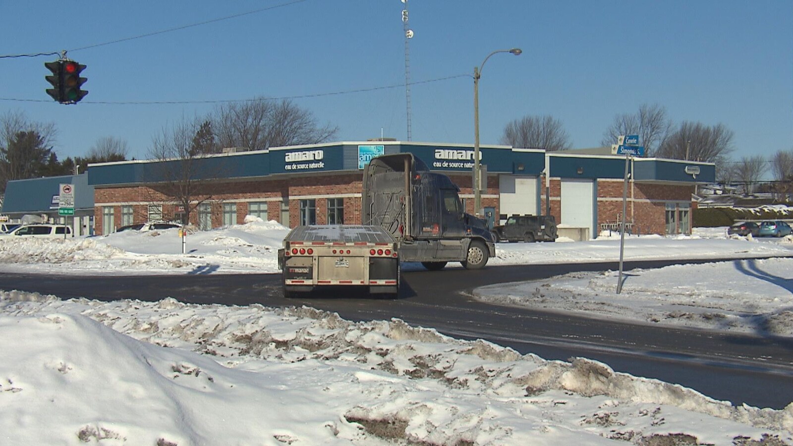 L'intersection des rues Cowie et Simonds Sud, où est survenu l'accident mardi, est très fréquentée. Elle se trouve à l'entrée du parc industriel et près d'un quartier résidentiel. On voit ici un camion tourner sur la rue Simonds. Un feu de circulation s'y trouve.