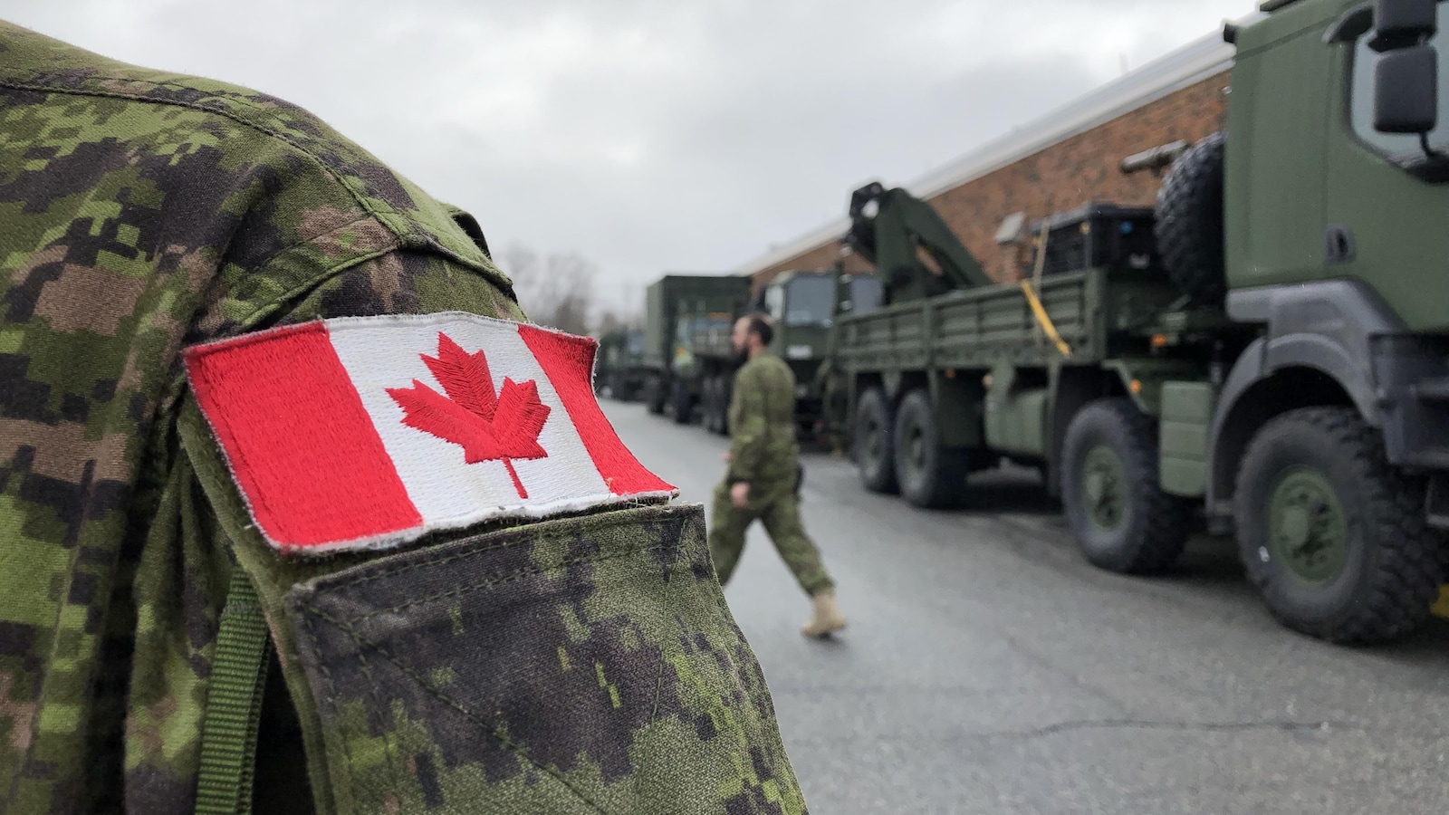 Des membres des Forces armées canadiennes font leurs préparatifs à Gatineau.