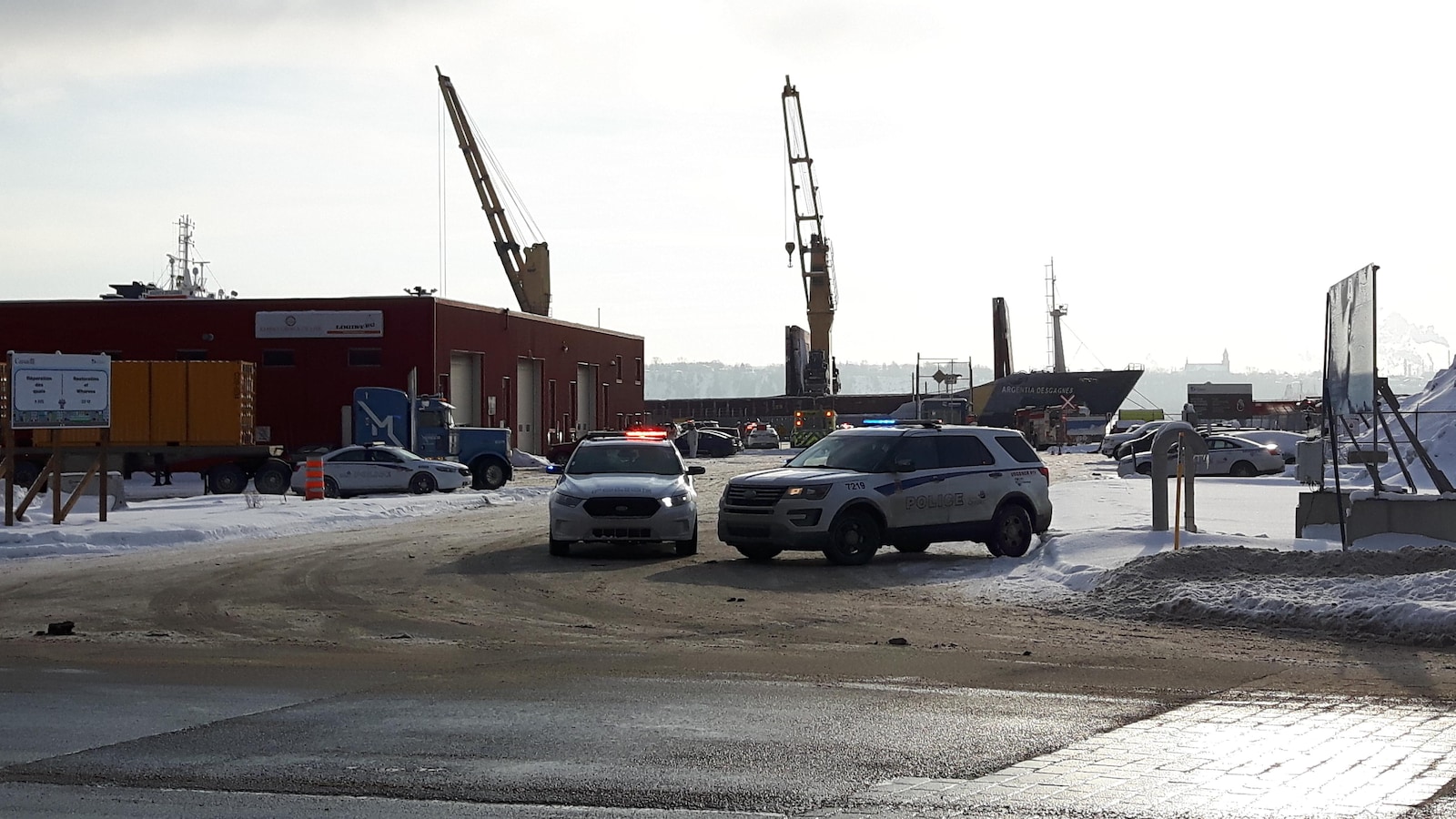 L'équipe d'intervention en matières dangereuse des pompiers de Québec est au port de Québec.