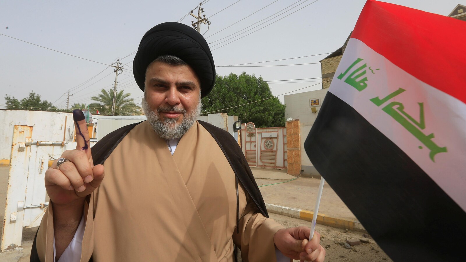 Moqtada Al-Sadr après avoir voté samedi lors des élections législatives en Irak.